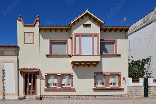 ein typisch spanisches Haus mit Erker in Coma-ruga, Spanien 