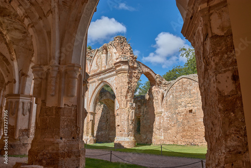 Foto Impressive remains of Gothic architecture at the Monasterio de Piedra, evoking t