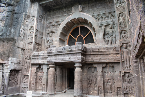 Foto elaborately carved entrance of cave19 at ajanta caves, this buddhist chaitya hal