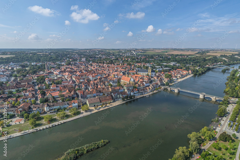Fototapeta premium Ausblick auf die unterfränkische Stadt Kitzingen in Mainfranken aus der Vogelperspektive