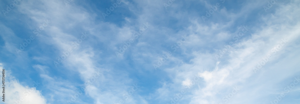 Naklejka premium the sky is full of bright white fluffy clouds, freedom.