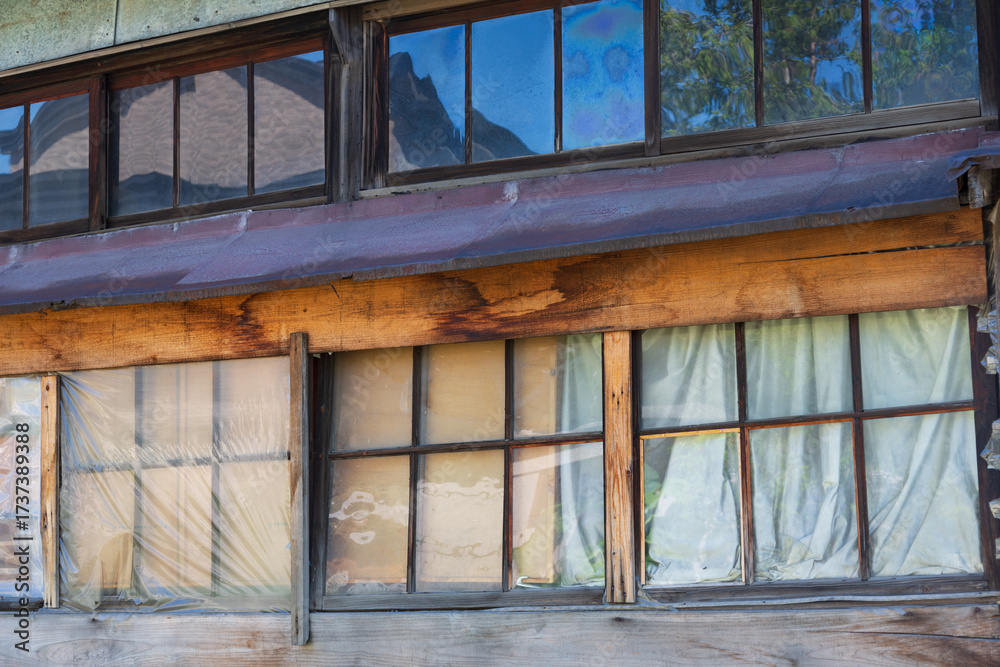 Fototapeta premium 時代を重ねた古い家の窓