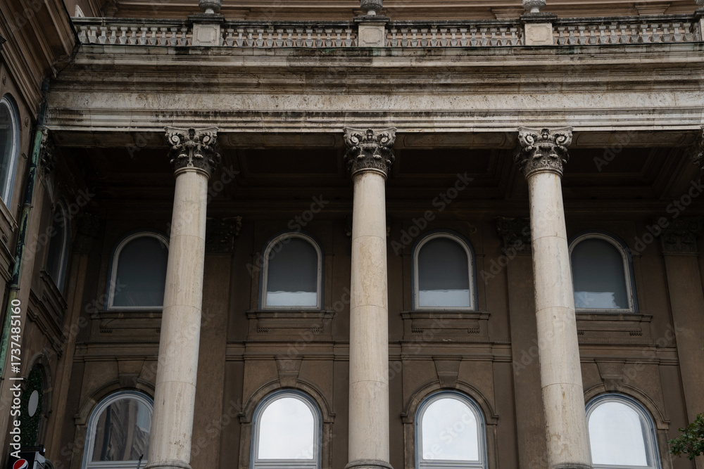 Obraz premium Columns at Buda Castle