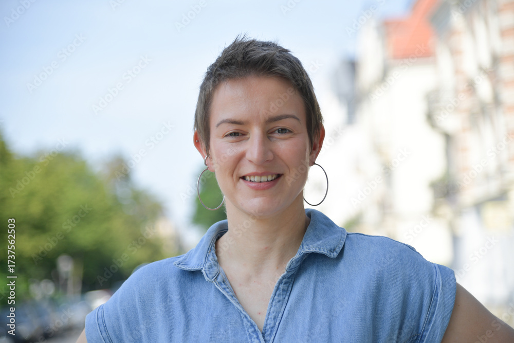 Fototapeta premium lachen, lächeln, cool, modern, frau, business, business-frauen, gestalten, person, leitbild, schönheit, leute, anzug, atelier, 1, hemd, aufrecht, guy, lächelnd, lächeln, business-man, black, posing, l