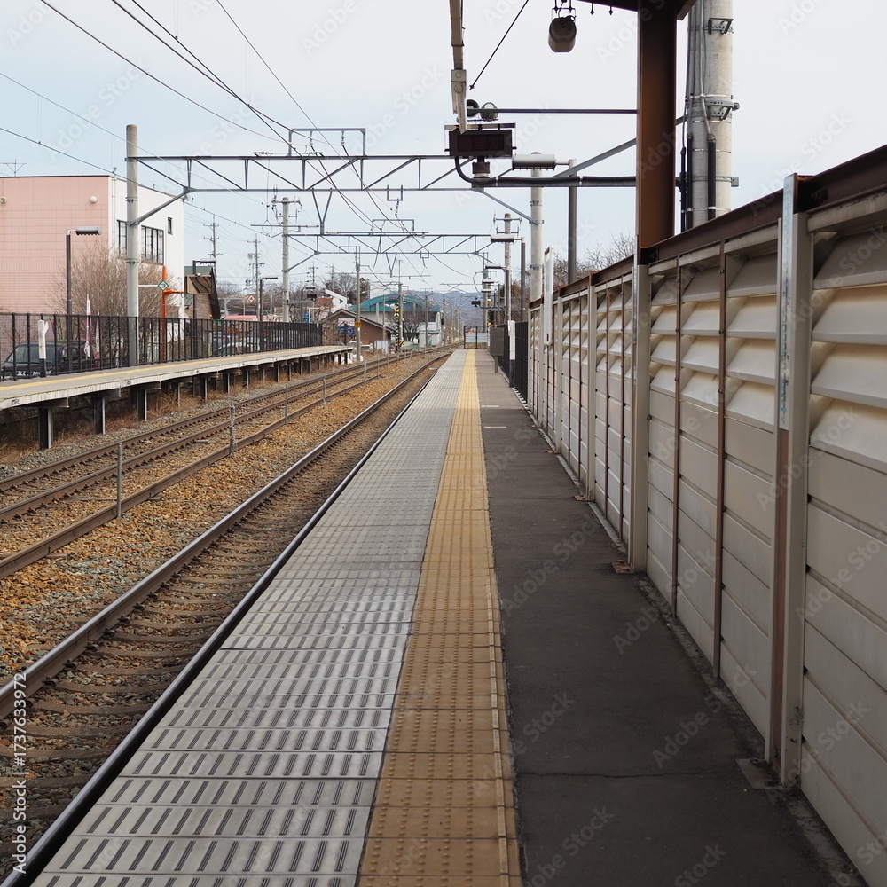 Fototapeta premium Empty local train station platform with railway tracks 日本のローカル駅 無人ホームと線路