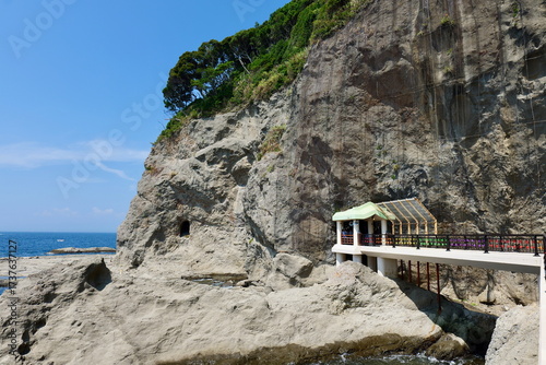 江の島岩屋付近の海岸の岩場
