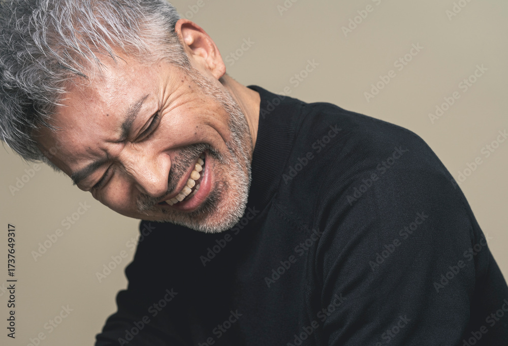 Fototapeta premium 白髪まじりの髭の生えたアジア人男性のビューティーポートレート。メンズビューティー 。