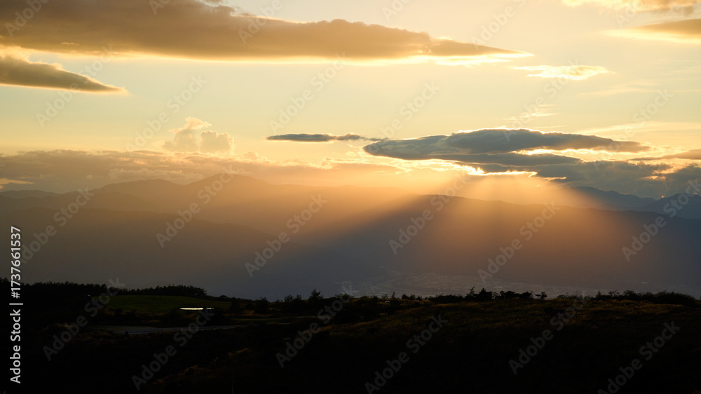 Fototapeta premium 高原に差し込む夕陽