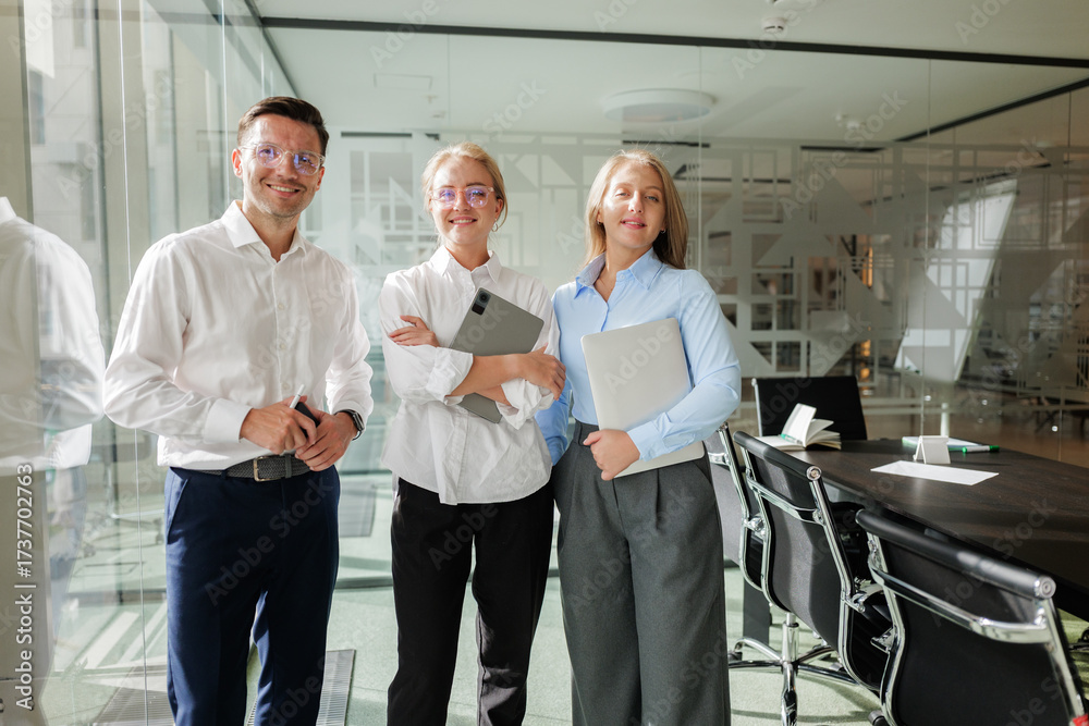 Obraz premium Group of professionals smiling in a modern office setting together