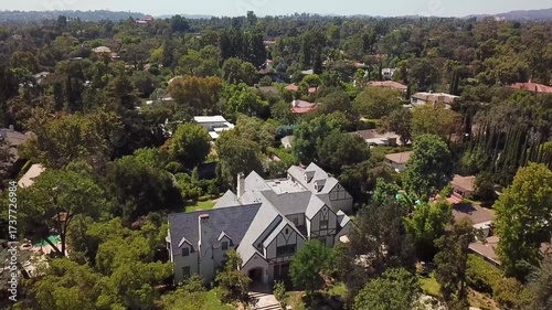 Wallpaper Mural Slow aerial push-in over a leafy Pasadena neighborhood, moving toward large single-family homes surrounded by mature trees and gardens under clear sunny skies. Torontodigital.ca