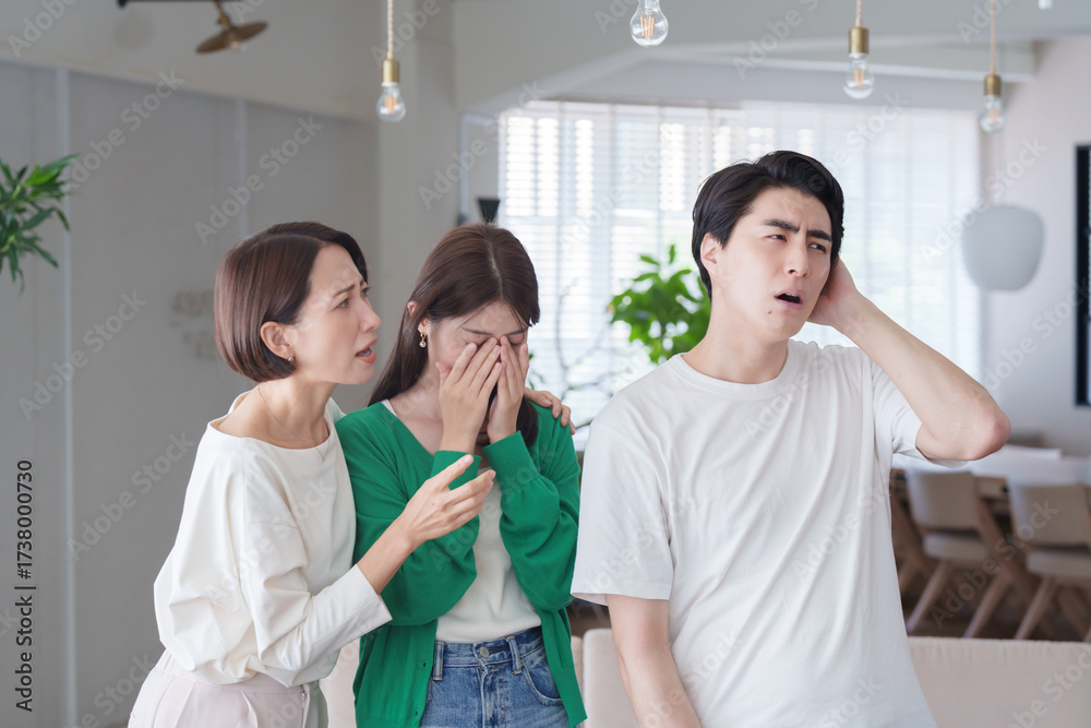 Obraz premium 友達を泣かせた男性に怒る女性