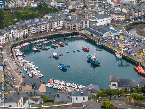 Faro de Luarca y puerto en la Comarca del Valdés, Principado de Asturias