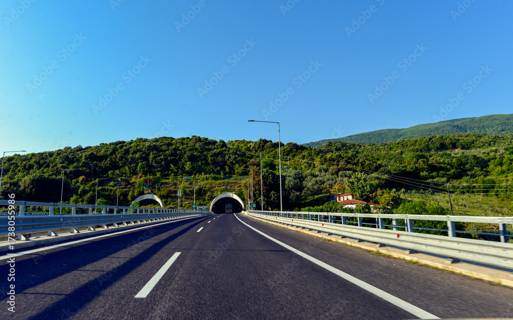 Fototapeta premium Olympos 1 Tunnel auf der Autobahn Aftokinitodromos 1 / Αυτοκινητόδρομος 8 vor Platamonas in Richtung Athen (Griechenland) 