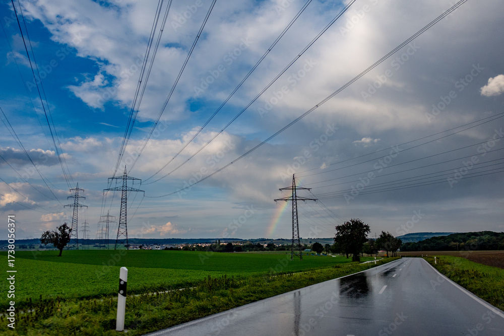 Fototapeta premium Strommasten unter starkem Wolkenhimmel
