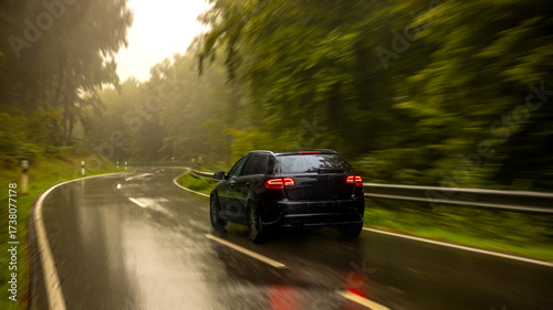 Ein Auto fährt schnell auf einer nassen Straße und es regnet stark im Herbst