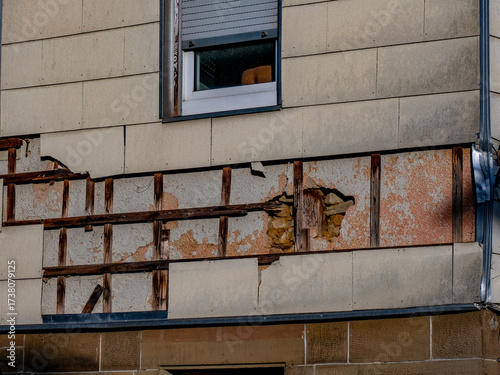 Schäden an einer Wandverkleidung aus Asbest