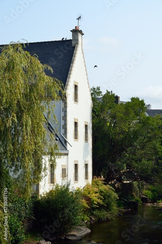 Casa antigua junto al río Aven a su paso por Pont-Aven, Bretaña, Francia
