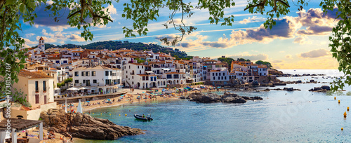 Pueblo costero pintoresco. Calella de Palafrugell, tradicional pueblo pesquero de paredes blancas y un popular destino turístico y vacacional en la Costa Brava, Cataluña, España.