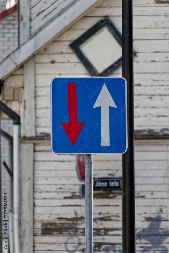 Naklejka premium European Blue Square Road Sign with White Arrow Forward and Red Arrow Backward