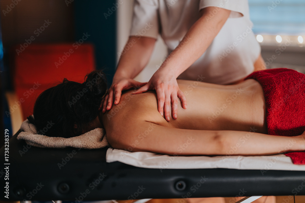 Obraz premium A soothing massage therapy session featuring skilled hands providing relaxation and stress relief.
