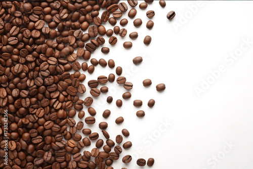 Los granos de café se dispersan como ritmo visual: textura, aroma y pausa cotidiana.Granos de café tostado sobre fondo blanco, densidad gradual, textura ovalada, composición limpia y contrastada.