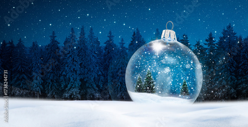 Weihnachtsmotiv mit Schneelandschaft und leuchtenden Sternen im Nachthimmel