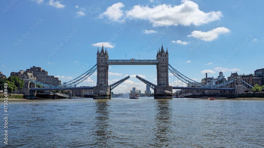 Obraz premium Tower Bridge opening on the Thames with boat passing, seen from another boat in London
