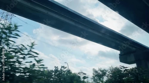青空の下で太陽が輝く現代的な高層ビル街の風景