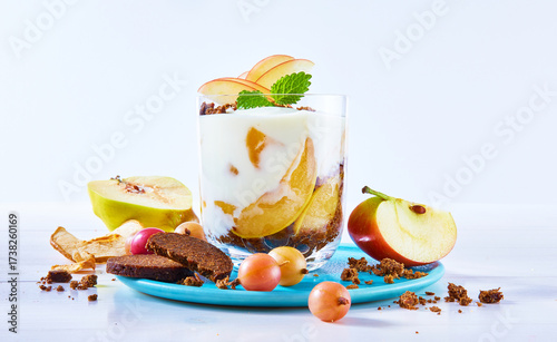 Foto Obstbecher mit Pumpernickel Stachelbeeren Apfel und Quitte