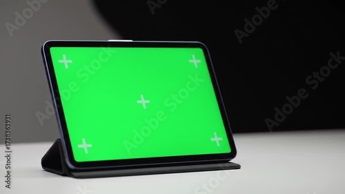 Dynamic Green Screen Tablet Display with Tracking Markers for Digital Content Creation