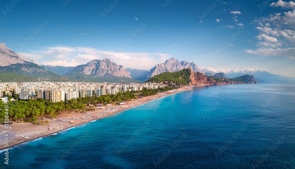 Obraz premium stunning views of the beach mountains and konyaalti park in antalya turkey a drone flies over the beach horizontal photo