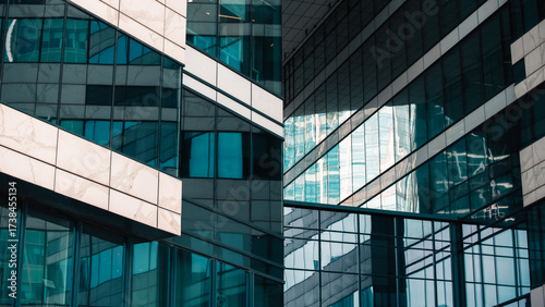 Foto mirrored windows of the facade of an office building