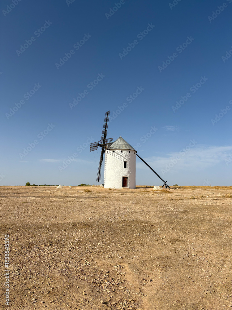 Fototapeta premium Un molino de viento en un campo de Castilla