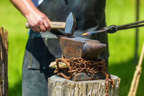 Schmied - Hammer - Metall - Amboss - Eisen