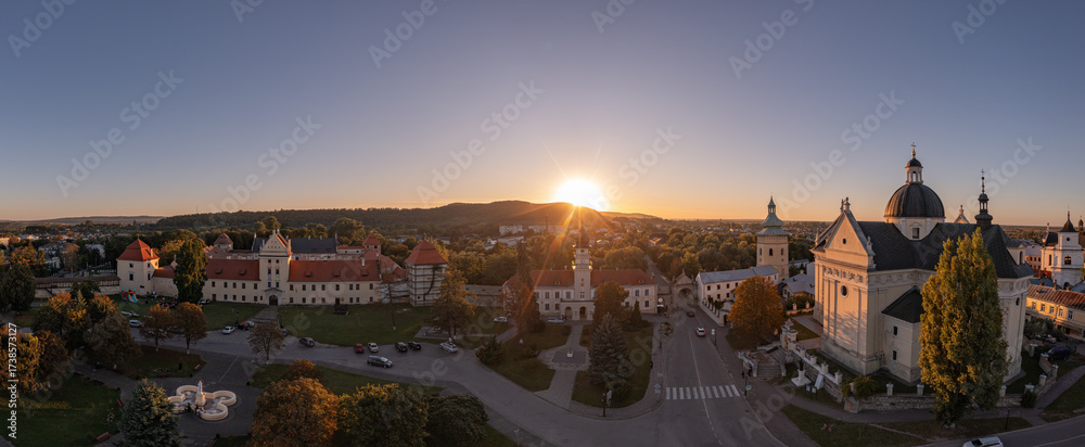 Obraz premium Panoramic View of Zhovkva City Center at Golden Sunset