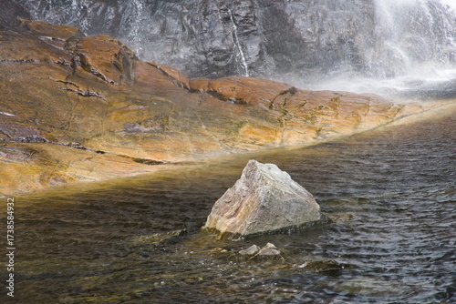 Gesteinsformationen und Sprühnebel eines Wasserfalles