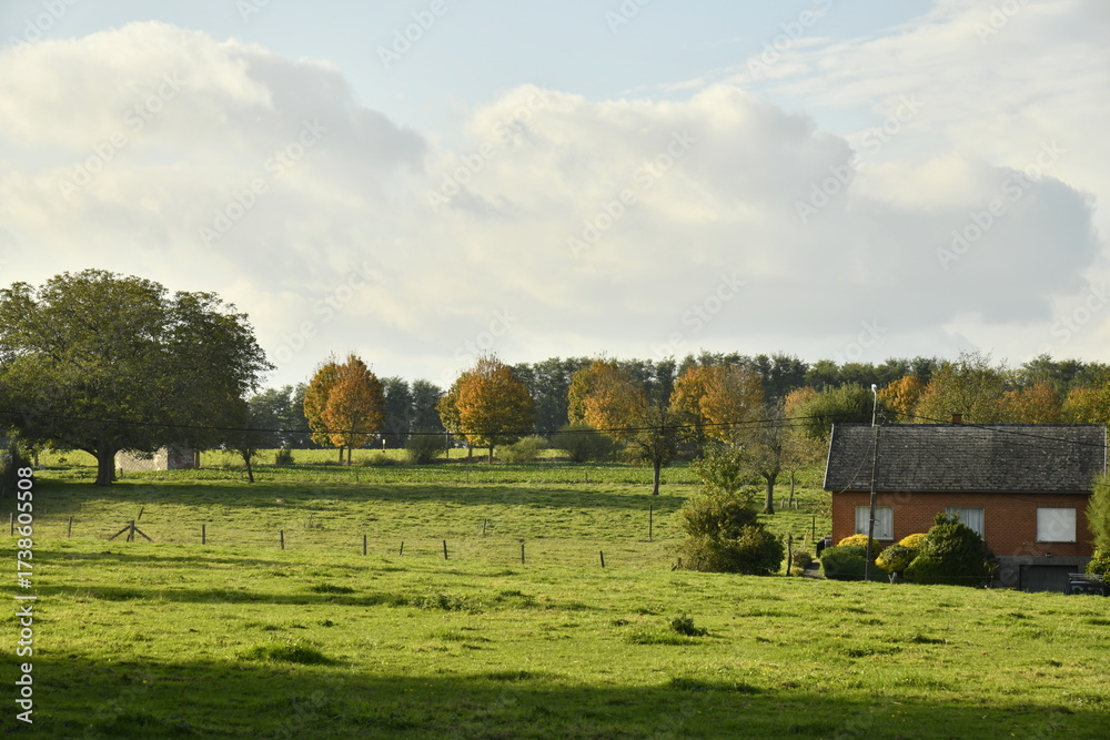 Fototapeta premium Fin de journée d'automne au dessus d'un paysage rural à Écaussinnes-d'Enghien (Soignies)