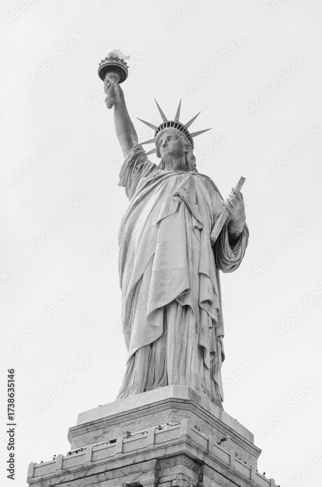 Fototapeta premium Black and white photo of Statue of Liberty