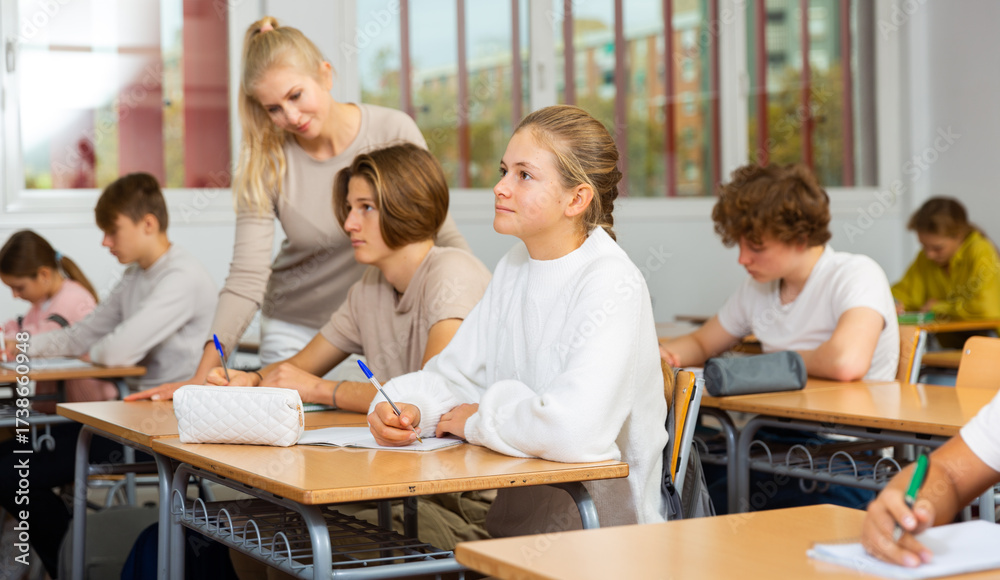 Obraz premium Student is sitting test and answer about task in the classroom.