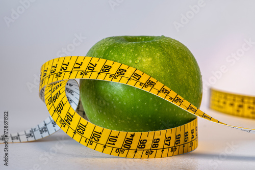 Maçã com fita métrica enrolada