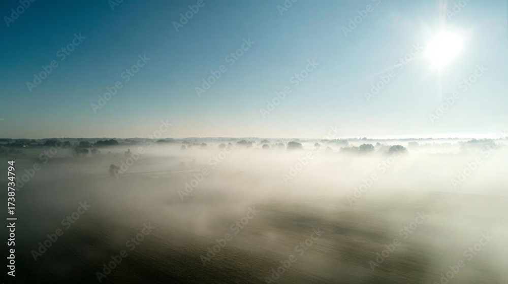 Obraz premium Luftbild vom Hegauvulkan Hohentwiel mit der oberen Festungsruine von der aufgehenden Sonne angestrahlt, die bei einer Inversionswetterlage aus dem Nebel herausragt