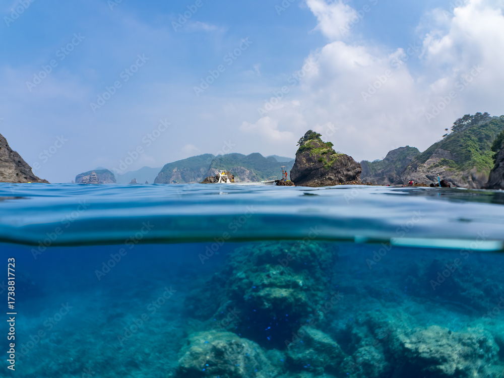 Fototapeta premium ヒリゾ浜渡船の半水面撮影 船長さんとスキンダイバーが乗っている ヒリゾ浜中木南伊豆町伊豆半島静岡県2025