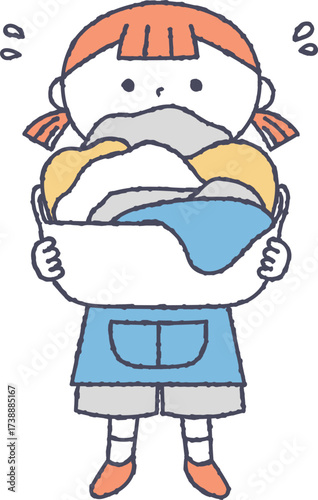 大量の洗濯物を持っている女の子