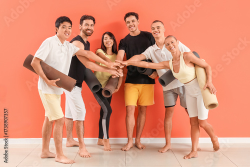 Group of sporty young peopl...