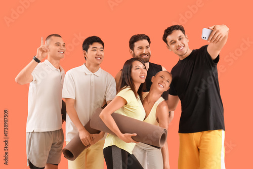 Group of sporty young peopl...