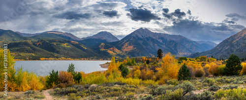 Foto Panoramic view of Scenic Twin lakes recreation area in Colorado with colorful Aspen foliage in autumn