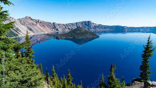 Tableau sur toile Crater Lake National Park – Deep Blue Volcanic Lake in Oregon
