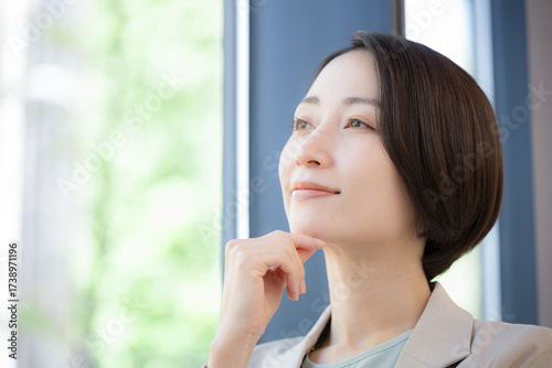 窓際で考えるビジネスマンの女性 キャリアに悩む転職どうしようかな Free Download 窓際で考えるビジネスマンの女性 キャリアに悩む転職どうしようかな - GFXLoad