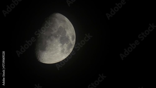 「上弦の月」（じょうげんのつき）の実写です。うっすら雲が流れます。