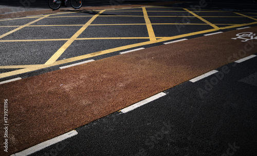 Incrocio cittadino con pista ciclabile